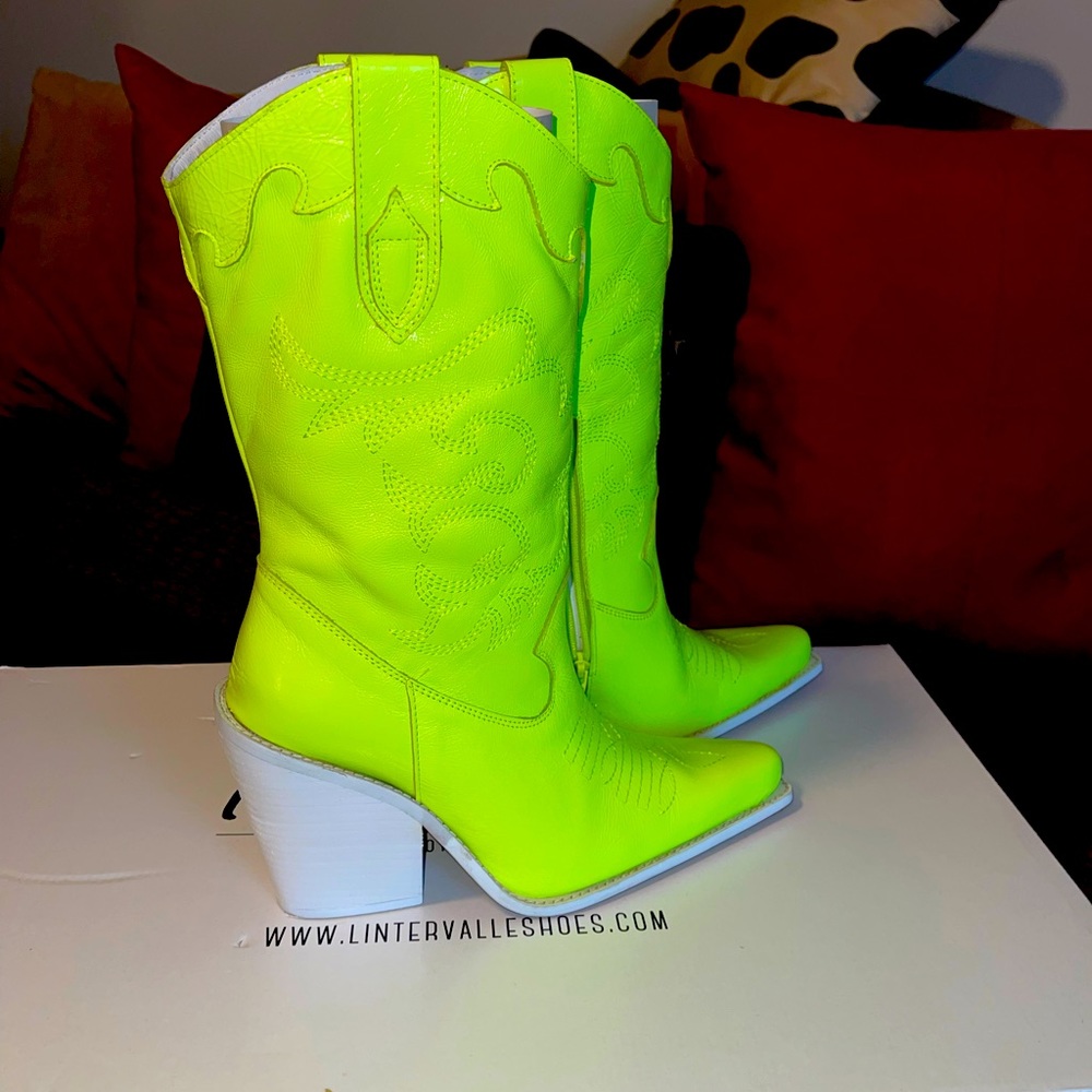 Woman leader cowboy boot meson yellow